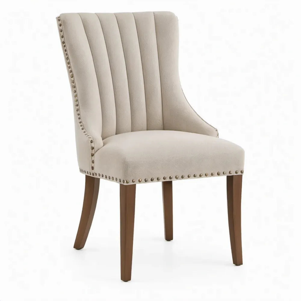 Beige gestoffeerde eetkamerstoel met hoge gebogen rugleuning, bruine houten poten en bronskleurige nagels, 52 x 65 x 103 cm